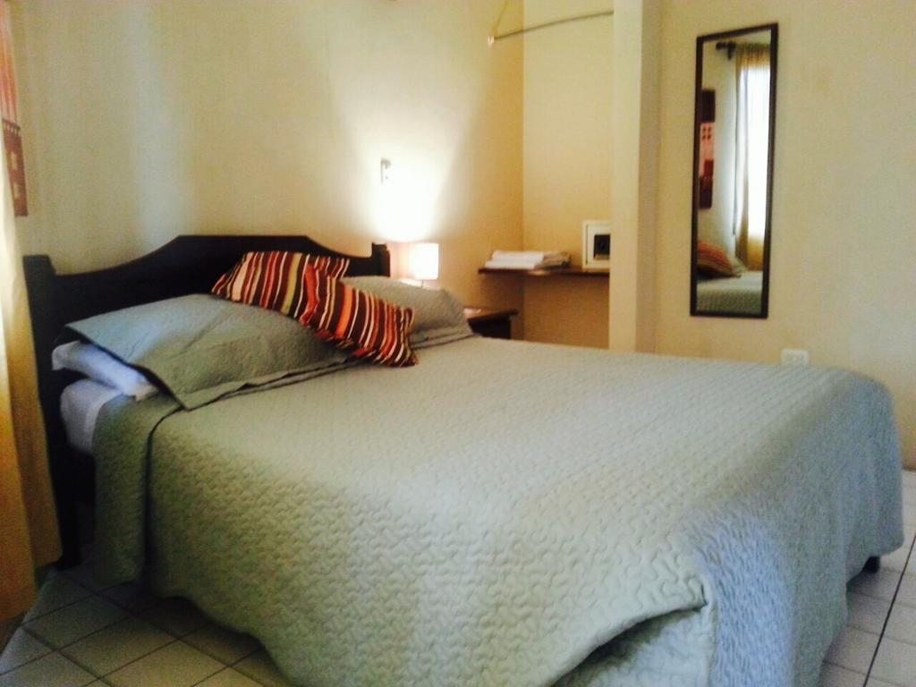 Hotel Mango Mar Jaco Ruang foto